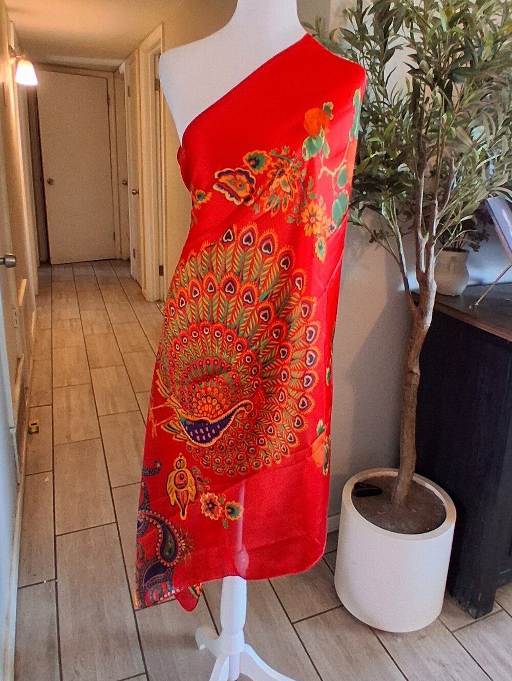 Si Na Yu Scarf 100%Silk Peacock Pailey Satin Red Artsy Indian Hawaiian Elegan - Picture 1 of 14